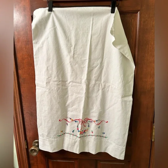 VTG Embroidered Wreath and floral pillowcase. Queen size - Picture 2 of 6